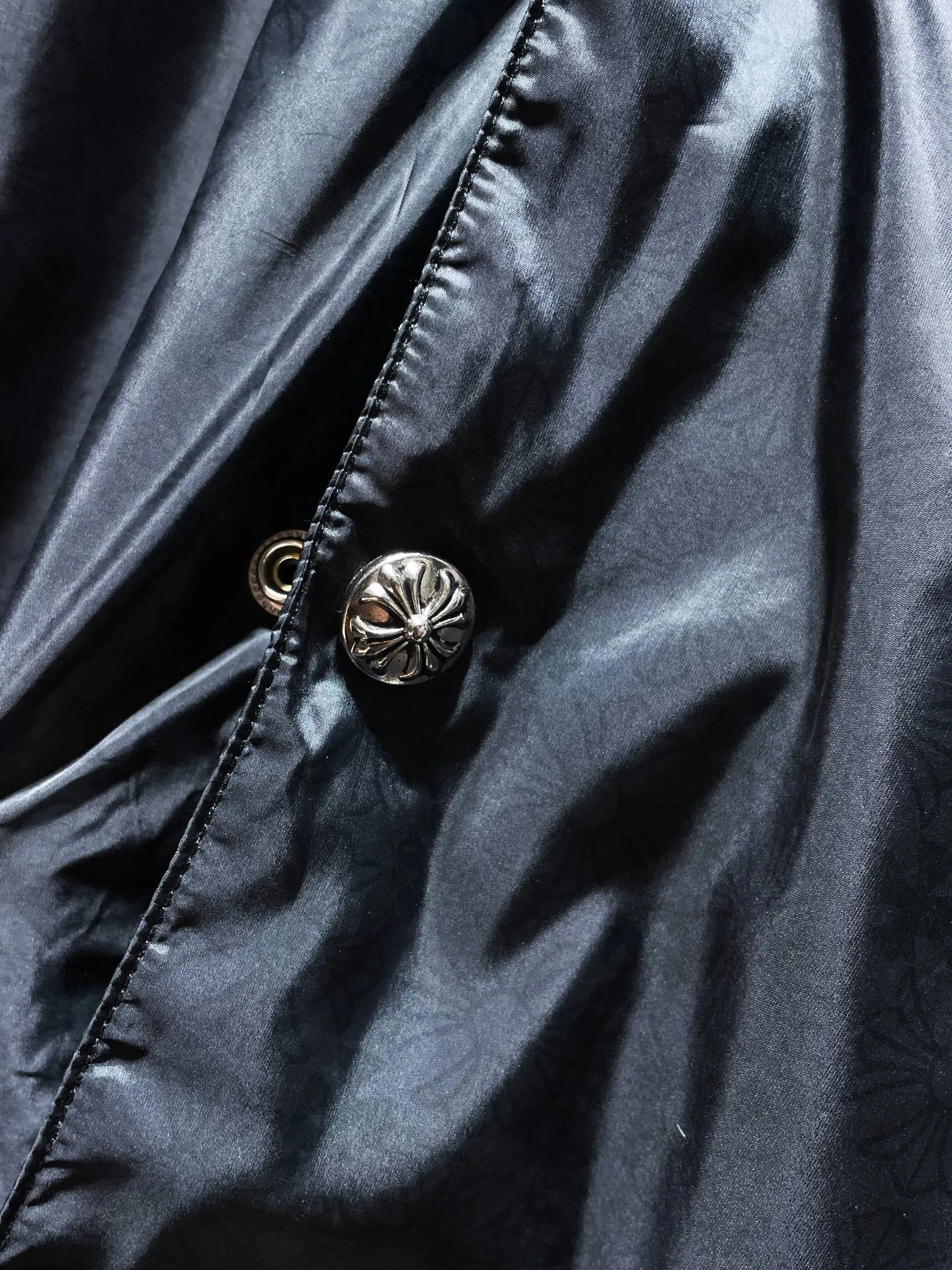 P356 Chrome Hearts Jacket Series Counter Synchronization ❤️ Crow Cross Dark Pattern Jacquard Lightweight Coach Jacket Windproof and Waterproof Dark Pattern Customized Fabric ➕ Sanskrit Reflective on the Back Original Hardware Molding Fine Craftsmanship Details Thin and Loose ✨ Slim Fit and Not Bulky Recommended Color: Custom Dark Pattern Pattern Series Code Numbers: S, M, L, XL